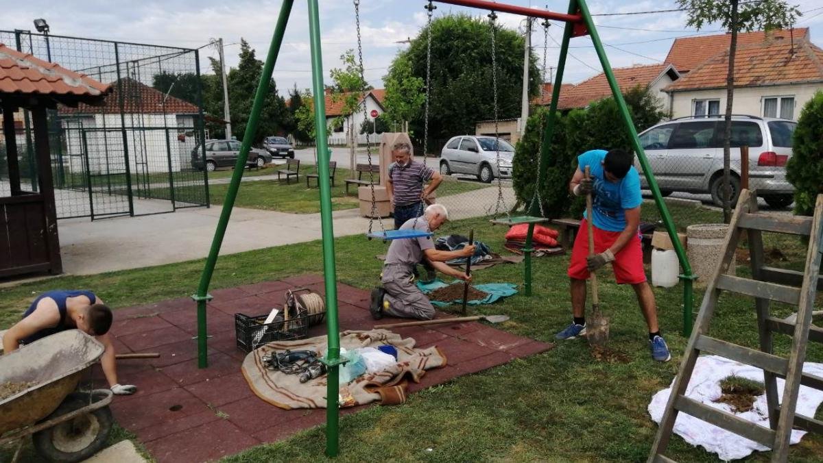 Завршена је поправка мобилијара на дечијим игралиштима