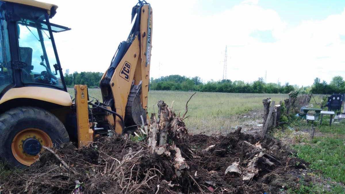 Очишћена дивља депонија на гробљу у Пољанама
