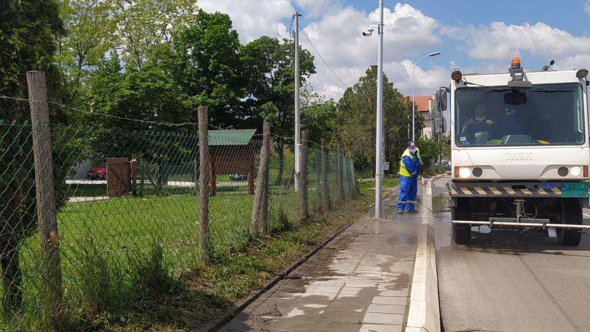 Акција чишћења улица и тротоара