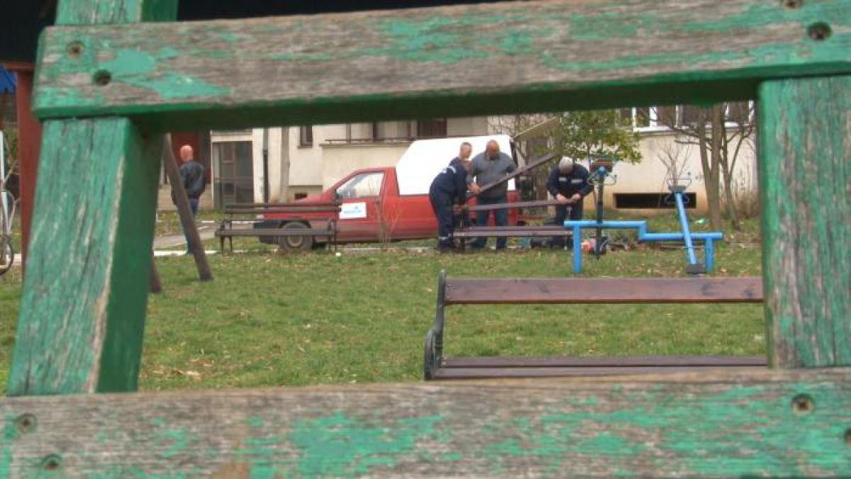 Почела замена мобилијара на дечијим игралиштима