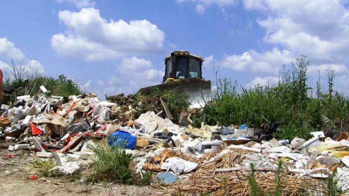 На корак од градске депоније - дивља депонија