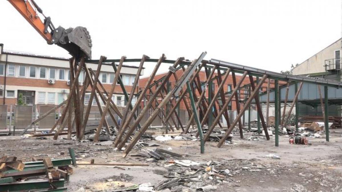 У току рашчишћавање простора на старој зеленој пијаци