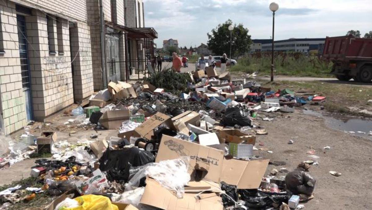 Срамотно одлагање смећа иза тржног центра