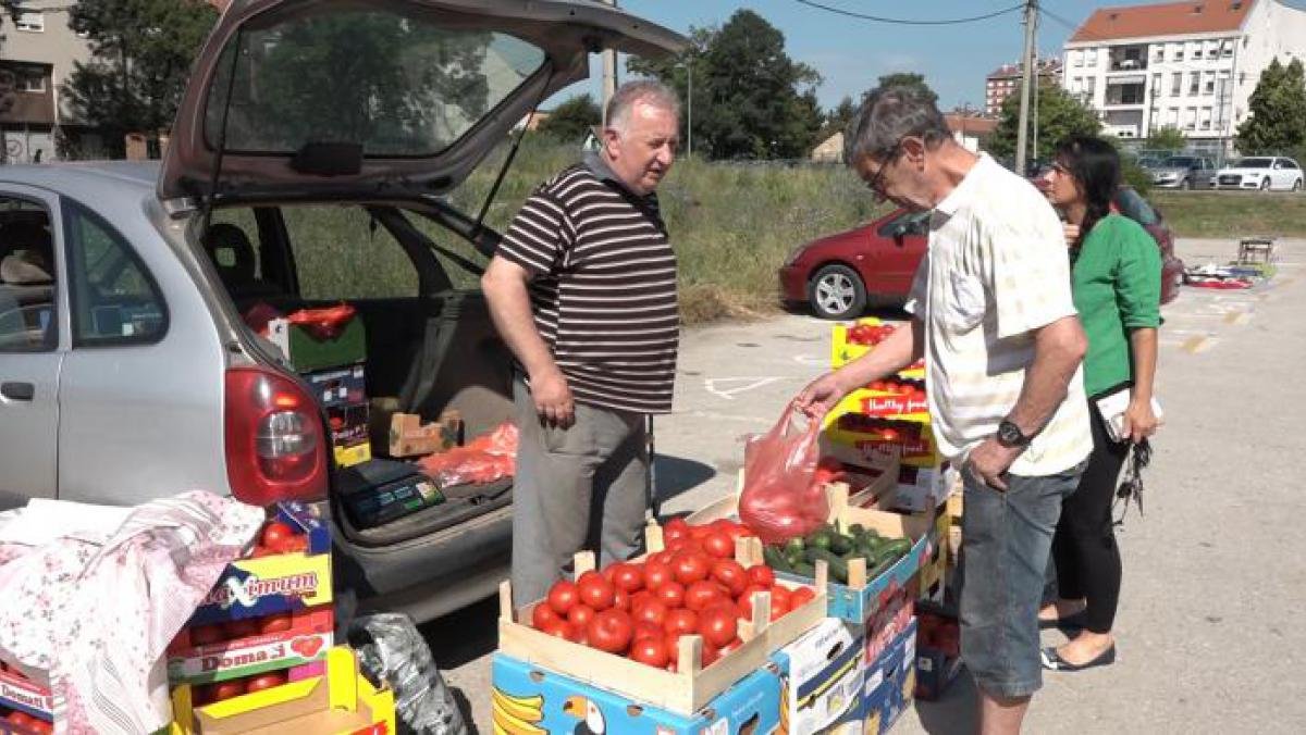 Привремена продаја воћа и поврћа у Тамнавској